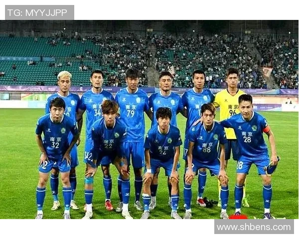 南京足球队比赛经验引发热议球迷对战术选择和球员表现各执己见