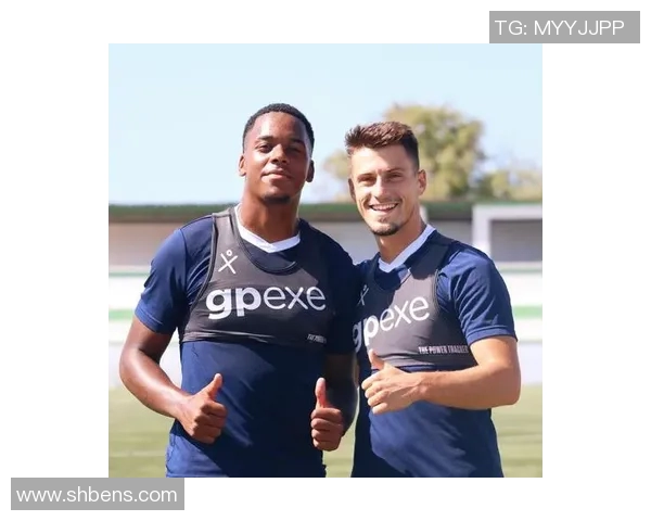 强壮身体的足球明星如何通过科学训练与饮食塑造完美体型